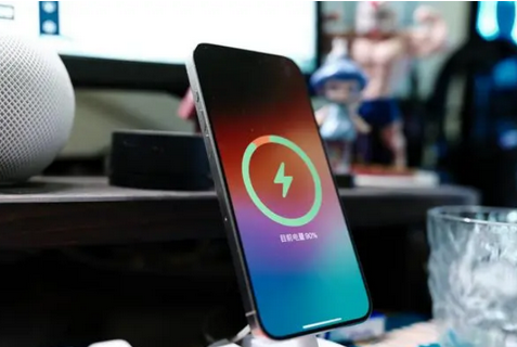 西充苹果15换屏服务分享用什么充电器给iPhone15充电更好 